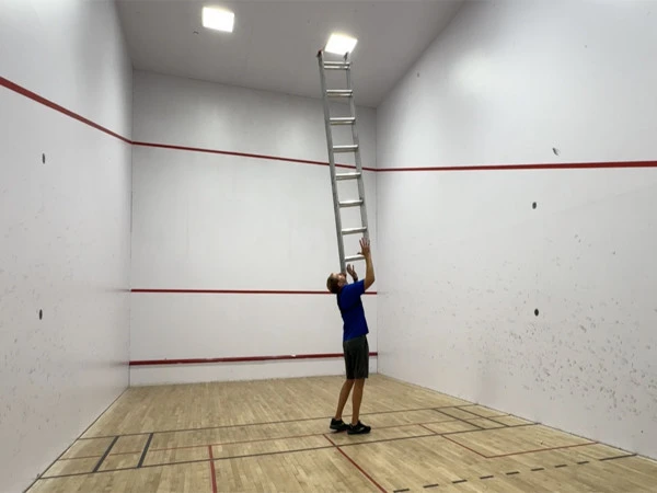 امریکا میں ٹھوڑی پر سیڑھی سنبھالنے کا انوکھا عالمی ریکارڈ قائم