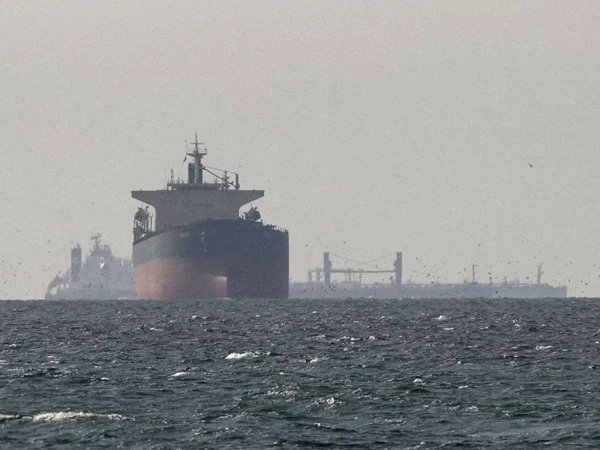 Iran Allows Iraqi Ships Free Passage Through Strait of Hormuz Amid Tensions