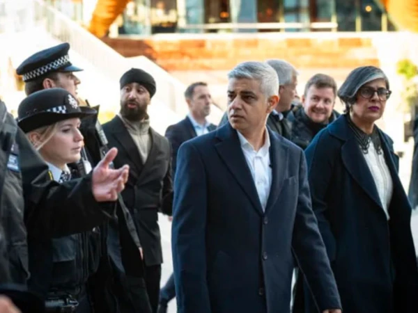 Major Security Lapse: Armed Police Leave Weapons Bag on London Street